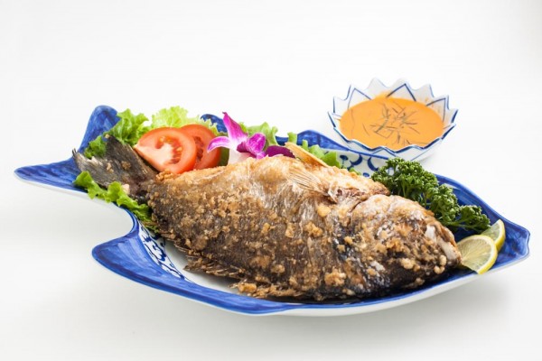 Daurade frite accompagnée...